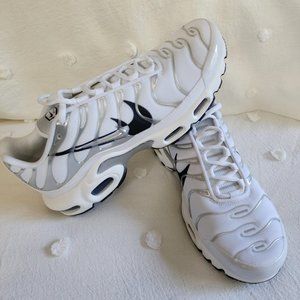 Nike Women's Nike Air Max Plus White Metallic Silver (8.5)